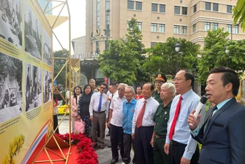 Các đại biểu tham quan triển lãm tại công viên Lam Sơn.