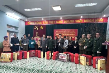 Đồng chí Trần Tuấn Anh trao quà tặng cán bộ, chiến sĩ và nhân dân trên địa bàn.