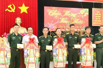 Bí thư Tỉnh ủy Long An Nguyễn Văn Được tặng quà cho các đơn vị đang làm nhiệm vụ trên khu vực biên giới tỉnh Long An. 