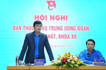 Đồng chí Bùi Quang Huy, Ủy viên dự khuyết Trung ương Đảng, Bí thư thứ nhất Trung ương Đoàn phát biểu tại hội nghị.