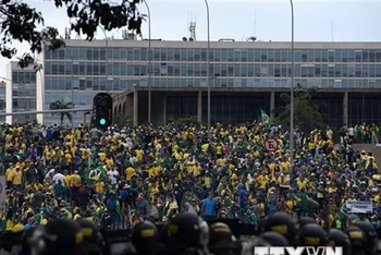 Những người ủng hộ cựu Tổng thống Brazil Jair Bolsonaro xông vào các tòa nhà Chính phủ tại Brasilia, ngày 8/1/2023. (Ảnh: AFP/TTXVN)