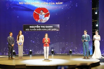 Vận động viên Nguyễn Thị Oanh nhận giải Nữ vận động viên của năm.