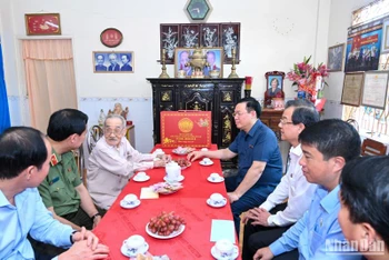 Chủ tịch Quốc hội Vương Đình Huệ và đoàn công tác thăm hỏi, chúc Tết cán bộ lão thành cách mạng Trần Sơn Hà tại thành phố Long Xuyên. (Ảnh: Duy Linh)
