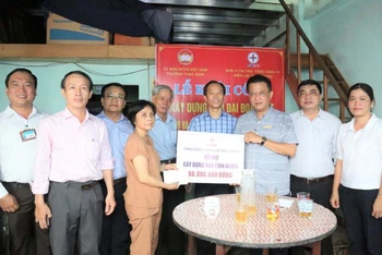 EVNCPC trao tiền hỗ trợ xây dựng nhà tình nghĩa tại Đà Nẵng năm 2022.