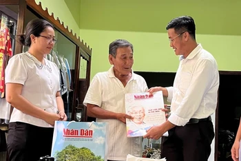 Đại diện Văn phòng Báo Nhân Dân tại Bình Phước tặng quà cho người nhiễm chất độc da cam tại ấp Chà là, xã Thanh Bình, huyện Hớn Quản.