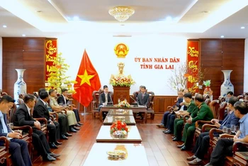 Quang cảnh tiếp Đoàn đại biểu cấp cao tỉnh Kampong Thom thăm, chúc Tết tại Uỷ ban nhân dân tỉnh Gia Lai. 