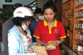 Du khách tới xưởng sản xuất bánh khô mè Bà Liễu Mẹ để mua sản phẩm.