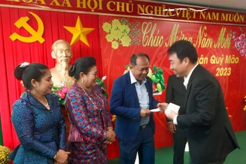Lãnh đạo 2 tỉnh Vĩnh Long và Banteay Meanchey chúc mừng và tặng quà nhân dịp năm mới. (Ảnh: BÁ DŨNG) 