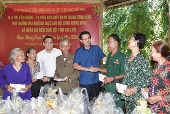 Đồng chí Võ Văn Dũng (áo xanh, giữa), Phó Trưởng ban Thường trực Ban Nội chính Trung ương, tặng quà các gia đình chính sách tại huyện Hồng Dân (Bạc Liêu).