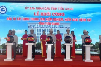 Lãnh đạo tỉnh Tiền Giang thực hiện nghi thức khởi công dự án.
