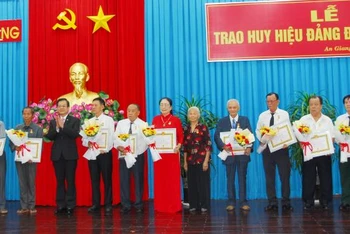 Trao Huy hiệu Đảng cho các đảng viên cao tuổi Đảng.