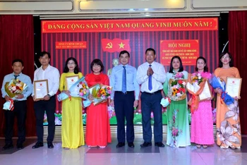 Ban tổ chức “Giải Cờ đỏ” trao giải B cho các tác giả có tác phẩm đạt giải.