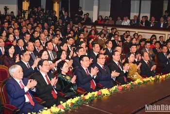 Nguyên Tổng Bí thư Nông Đức Mạnh, Chủ tịch Quốc hội Vương Đình Huệ cùng các đồng chí lãnh đạo, nguyên lãnh đạo Đảng, Nhà nước và các đại biểu dự lễ trao giải.