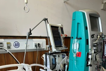 Một bệnh nhân ngộ độc nặng đang điều trị tại Bệnh viện đa khoa trung tâm An Giang. 