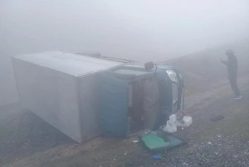 Một tai nạn lật xe do sương mù dày đặc.
