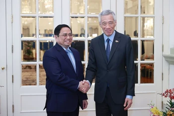 Thủ tướng Singapore Lý Hiển Long đón Thủ tướng Phạm Minh Chính. (Ảnh: TTXVN)