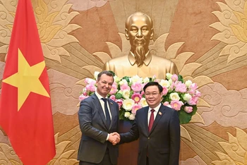 Chủ tịch Quốc hội Vương Đình Huệ chào mừng Phó Chủ tịch thứ nhất Hội đồng Liên bang Nga Andrey Yastkin thăm và làm việc tại Việt Nam.