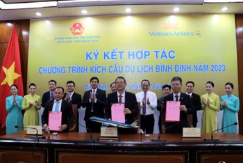 Quang cảnh lễ ký hợp tác phát triển du lịch, hàng không giữa Vietnam Airlines và tỉnh Bình Định.