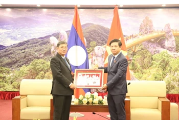 Đồng chí Khăm-bay Đăm-lắt, Ủy viên Trung ương Đảng, Phó Chủ tịch Quốc hội Lào tặng bức tranh kỷ niệm cho Đà Nẵng.