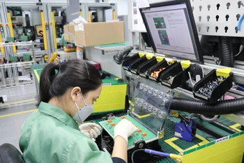 Công nhân đang làm việc trong một nhà máy sản xuất linh kiện điện tử thuộc một doanh nghiệp FDI ở khu chế xuất Tân Thuận, quận 7, Thành phố Hồ Chí Minh (Ảnh: Quý Hiền).