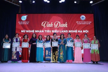 Vinh danh 10 nữ nghệ nhân tiêu biểu làng nghề Hà Nội. 