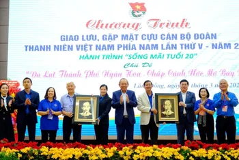 Ban Liên lạc Cựu cán bộ Đoàn Thanh niên phía Nam trao quà lưu niệm tặng tỉnh Lâm Đồng.
