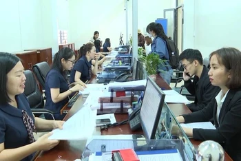Hệ thống máy tính, thiết bị công nghệ tại trung tâm hành chính công, bộ phận một cửa ở Đắk Nông được đầu tư đồng bộ để kết nối hệ thống dữ liệu cung cấp thông tin trực tuyến cho người dân, doanh nghiệp thuận lợi.