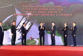 Phó Thủ tướng Trần Lưu Quang và các đại biểu nhấn nút thực hiện nghi thức khánh thành giai đoạn 1 công trình hồ thủy lợi Ea H’leo 1.
