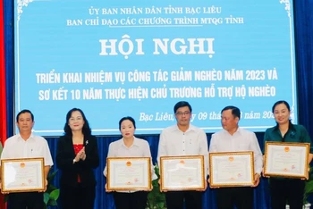 Phó Bí thư Thường trực Tỉnh ủy Bạc Liêu Lê Thị Ái Nam tặng Bằng khen của UBND tỉnh những tập thể, cá nhân có thành tích công tác giảm nghèo. 