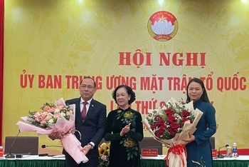 Thường trực Ban Bí thư Trương Thị Mai tặng hoa chúc mừng các đồng chí Nguyễn Thị Thu Hà và Hoàng Công Thủy.