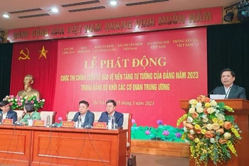 Đồng chí Nguyễn Văn Thể định hướng một số chủ đề tác phẩm tham gia cuộc thi.
