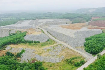 Núi đá khổng lồ của Công ty TNHH đầu tư Xây lắp và Thương mại Thịnh Phú, huyện Bình Sơn. 