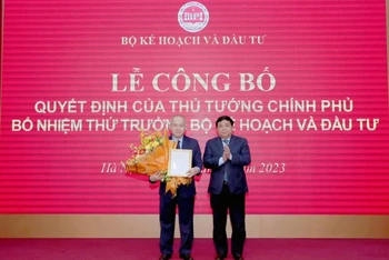Bộ trưởng Kế hoạch và Đầu tư Nguyễn Chí Dũng trao quyết định bổ nhiệm cho Thứ trưởng Đỗ Thành Trung.