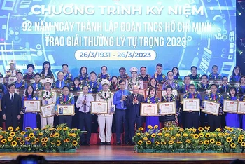 Các đồng chí lãnh đạo Đảng, Nhà nước, các bộ, ban, ngành, đoàn thể cùng những cán bộ Đoàn xuất sắc nhận Giải thưởng Lý Tự Trọng năm 2023.