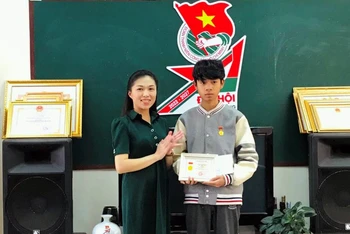 Phó Bí thư Tỉnh đoàn Lâm Đồng trao Huy hiệu Tuổi trẻ dũng cảm của Trung ương Đoàn tặng Nguyễn Trung Hiếu.