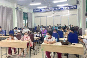 Nhân viên y tế tổ chức thăm khám, điều tra dịch tễ cho học sinh Trường Võ Trường Toản. (Ảnh: HCDC cung cấp)
