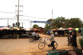 Dự án Trung tâm cụm xã Ea Rốk-Ea Lê, huyện Ea Súp được triển khai xây dựng từ năm 1999 nhưng đến nay vẫn chỉ là chợ tạm.