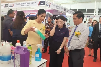 Các đại biểu tham quan hàng hóa Thái Lan trưng bày tại Cần Thơ.