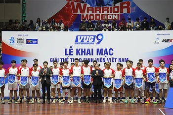 Đại diện Trung ương Hội Sinh viên Việt Nam, Trung tâm Hỗ trợ và Phát triển sinh viên Việt Nam và các đơn vị liên quan trao cờ lưu niệm tặng đội trưởng các đội tuyển tại buổi lễ.