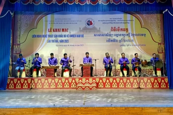 Tiết mục hòa tấu nhạc cụ dân tộc Khmer tại đêm khai mạc liên hoan.