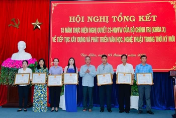 Bí thư Tỉnh ủy Bạc Liêu Lữ Văn Hùng trao tặng bằng khen những tập thể, cá nhân có thành tích xuất sắc trong hoạt động văn hóa-nghệ thuật của tỉnh.