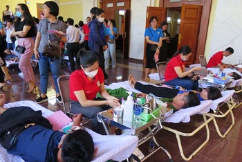 Đông đảo người dân tỉnh Kon Tum tham gia Ngày toàn dân hiến máu tình nguyện.
