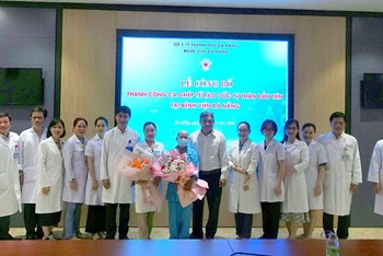Ban giám đốc Bệnh viện Đà Nẵng tặng hoa chúc mừng bệnh nhân hồi phục sau ca ghép tế bào gốc tự thân.