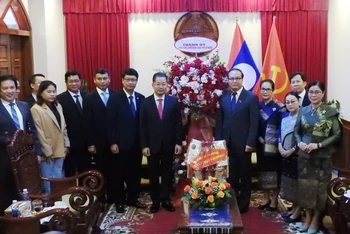Đồng chí Nguyễn Văn Quảng và lãnh đạo Đà Nẵng tặng hoa chúc mừng cán bộ, nhân viên Tổng Lãnh sự Lào tại Đà Nẵng.