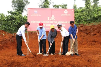 Đại diện Tổng công ty Tân Cảng Sài Gòn và Ban Tuyên giáo tỉnh ủy Đắk Nông khởi công xây dựng nhà tình nghĩa cho gia đình bà Đàm Thị Lạng.