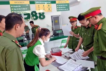 Lực lượng công an kiểm tra tại một cơ sở của công ty F88 trên địa bàn Lâm Đồng. 