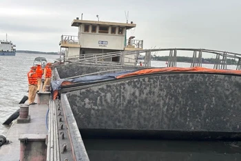 Thủy đoàn I, Cục Cảnh sát giao thông tiến hành kiểm tra tàu hàng chở 2.000 tấn than nhiệt thấp trái phép.