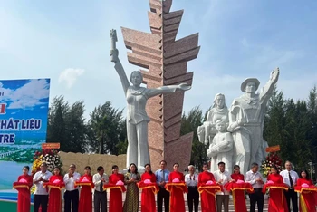 Lãnh đạo tỉnh Bến Tre cắt băng khánh thành công trình nâng cấp, chuyển chất liệu tượng đài Đồng Khởi Bến Tre. 