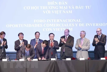 Chủ tịch Quốc hội Vương Đình Huệ chứng kiến lễ ký thỏa thuận hợp tác. (Ảnh: Doãn Tấn/TTXVN)