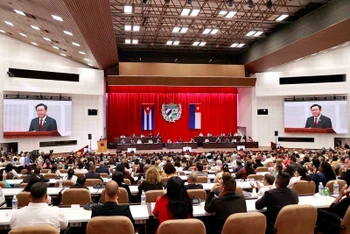 Chủ tịch Quốc hội Vương Đình Huệ phát biểu tại phiên họp đặc biệt của Quốc hội Cuba. (Ảnh: DOÃN TẤN)